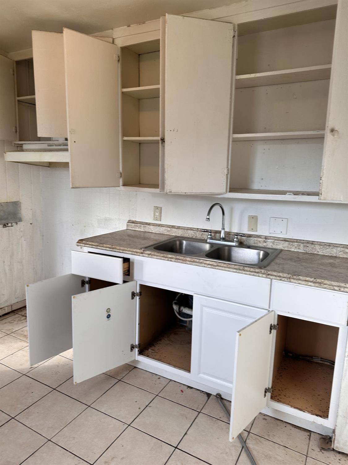 864 East Evening Glow Avenue Reedley, CA 93654 - Photo 14 of 19 a kitchen with stainless steel appliances granite countertop a sink and a stove