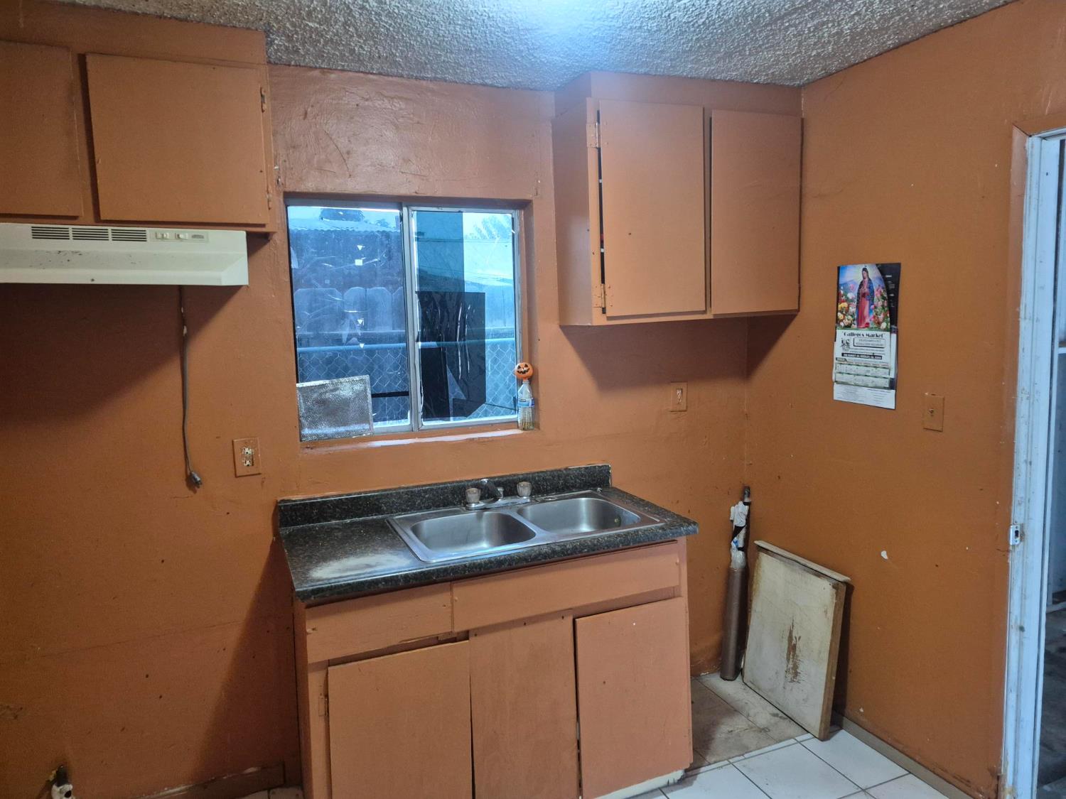 864 East Evening Glow Avenue Reedley, CA 93654 - Photo 5 of 18 a kitchen with a sink and a cabinets