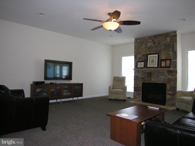 4133 Agency Loop Triangle, VA 22172 - Photo 5 of 30 Family Room