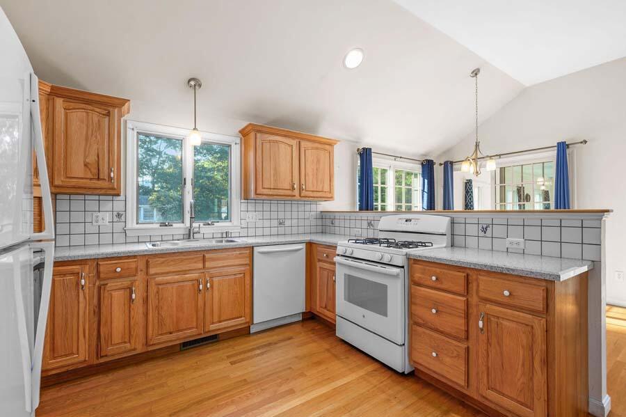 21 Micah Hamblin Road Centerville, MA 02632 - Photo 8 of 46 20230912165254790198000000-o