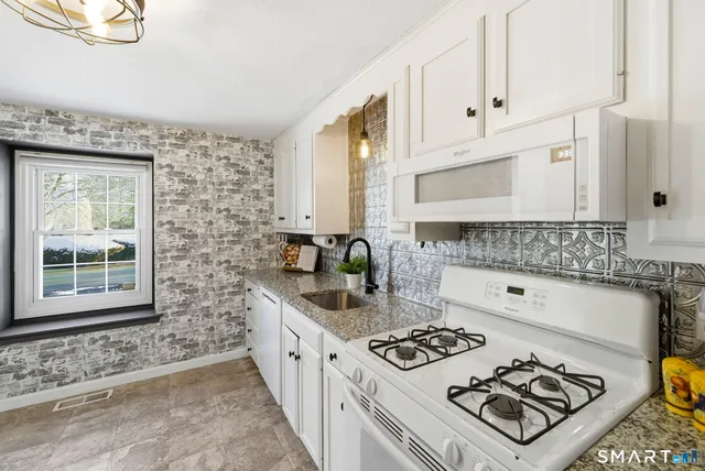 $329,900 | 17 Hubbard Run Drive, Unit 17, Glastonbury, CT 06033