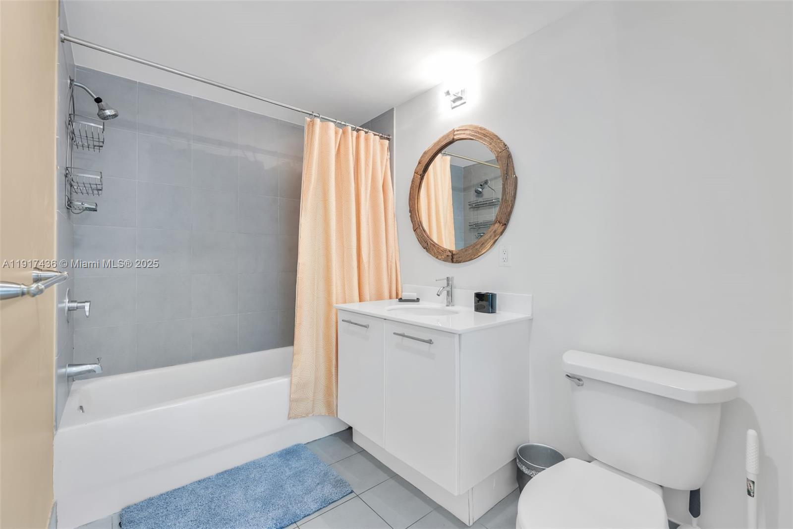 92 Southwest 3rd Street, Unit 3611 Miami, FL 33130 - Photo 9 of 18 a bathroom with a toilet a sink and a bathtub