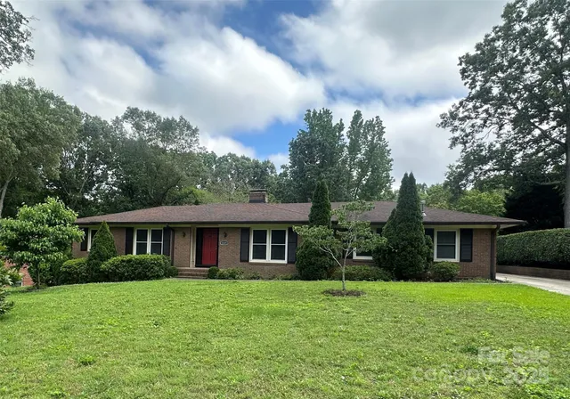 a view of a house with backyard and garden