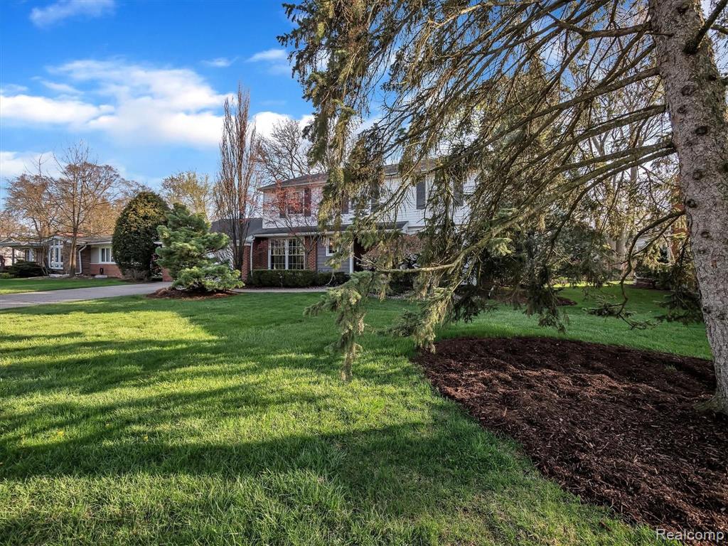 18551 Riverside Drive Beverly Hills, MI 48025 - Photo 3 of 58