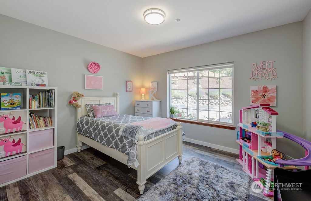 1365 Pitcher Canyon Road Wenatchee, WA 98801 - Photo 26 of 40 a bed room with a bed and a window