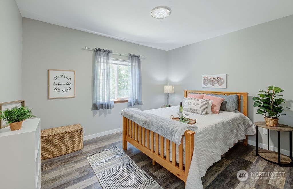 1365 Pitcher Canyon Road Wenatchee, WA 98801 - Photo 28 of 40 a bedroom with bed and a potted plant