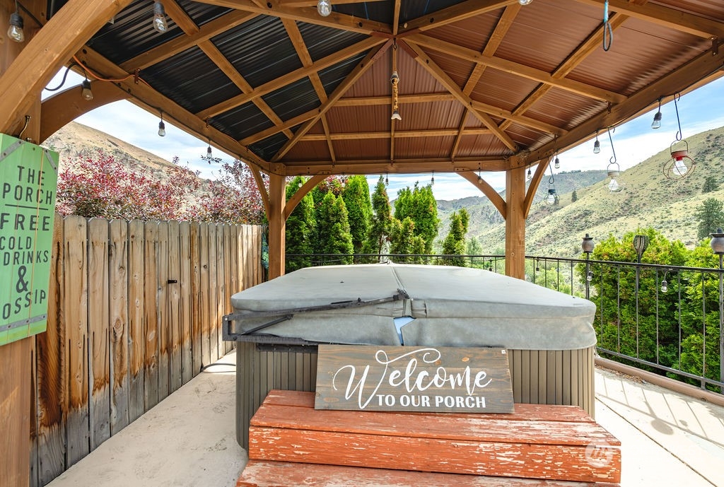 1365 Pitcher Canyon Road Wenatchee, WA 98801 - Photo 30 of 40 a view of outdoor space with table and chairs