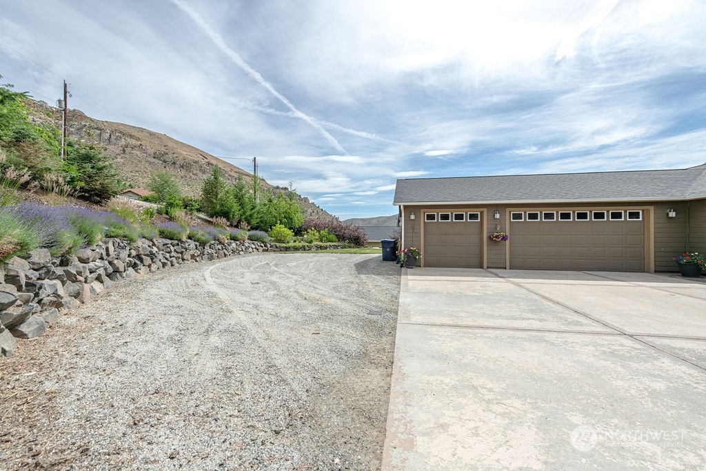 1365 Pitcher Canyon Road Wenatchee, WA 98801 - Photo 34 of 40 a view of a terrace