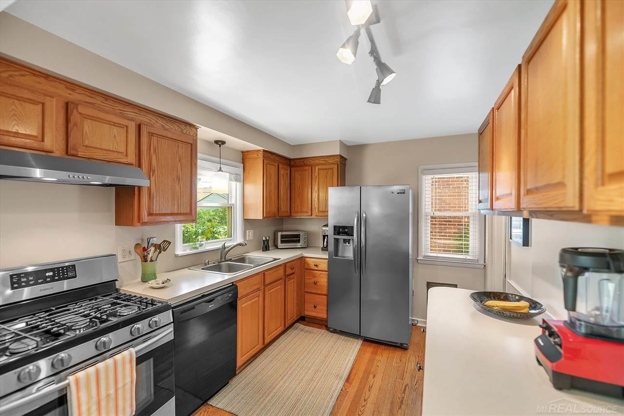 2406 West Webster Road Royal Oak, MI 48073 - Photo 12 of 42 50043968-11.JPG