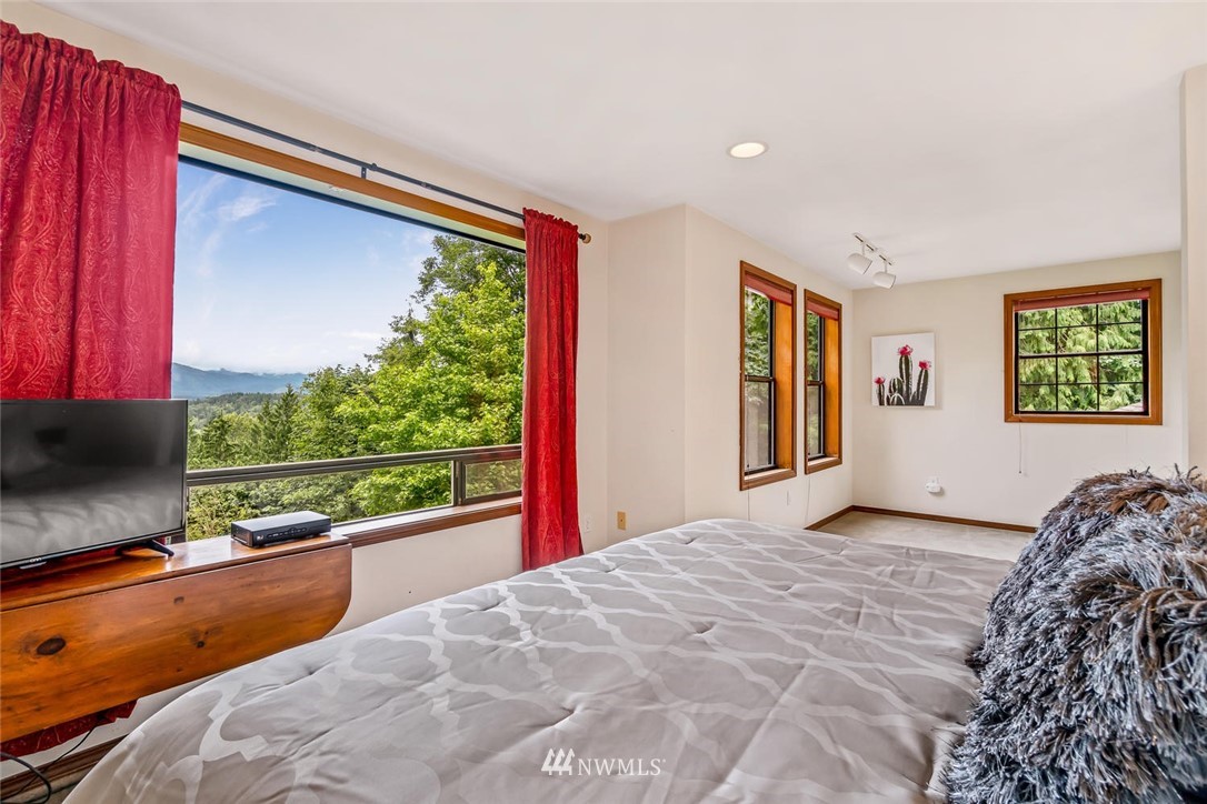 9513 Tveit Road Arlington, WA 98223 - Photo 20 of 40 a bedroom with a bed and a large window