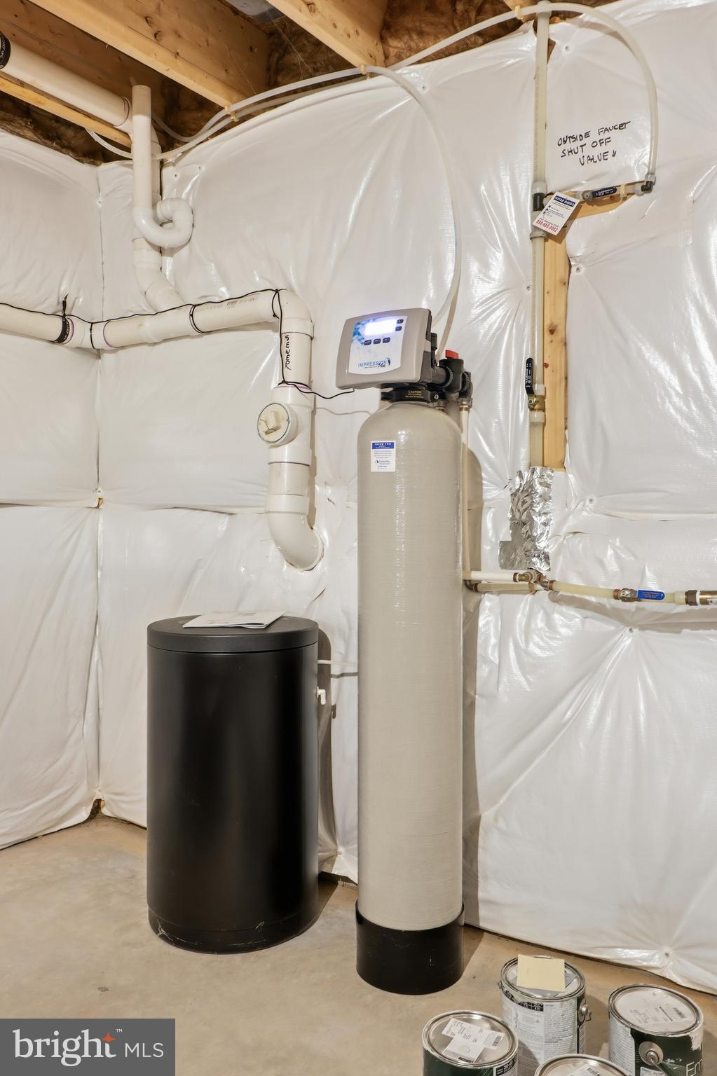 2606 Woodspring Drive York, PA 17402 - Photo 38 of 60 a utility room with a refrigerator and washer