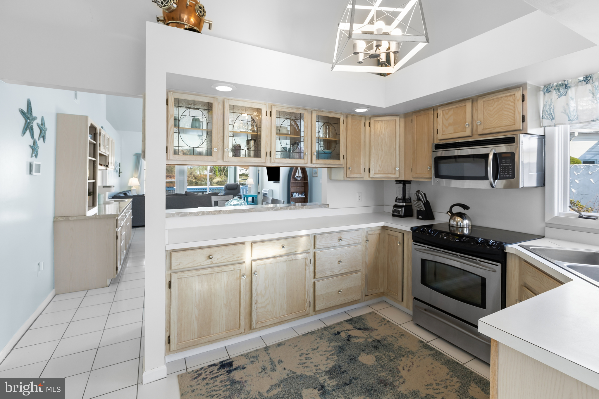 13 Hunters Point Millsboro, DE 19966 - Photo 9 of 29 Kitchen with Stained Glass Cabinets