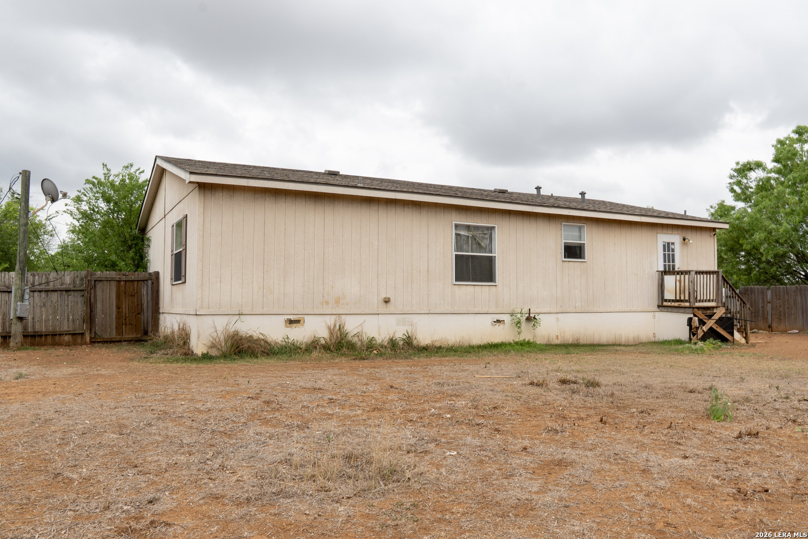 507 Beech Street Jourdanton, TX 78026 - Photo 17 of 17 a backyard of a house