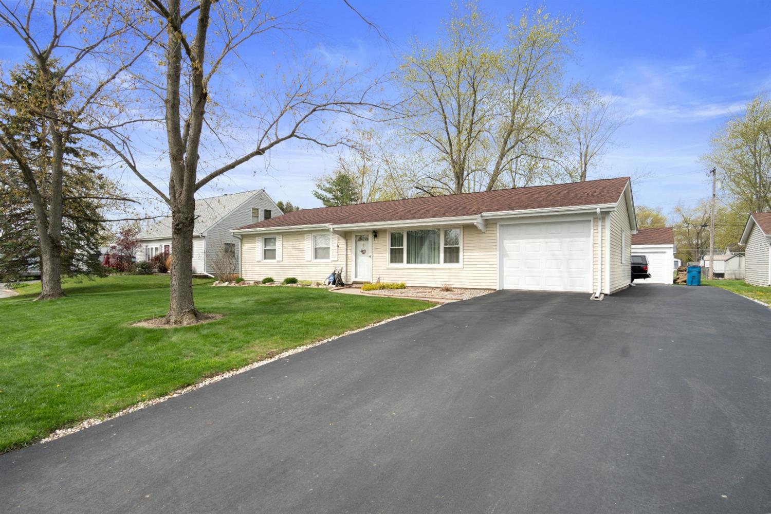 714 Acadia Road Valparaiso, IN 46385 - Photo 3 of 23 1500x1000