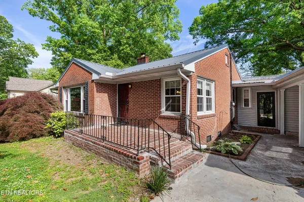 $499,900 | 610 South Charles G Seivers Boulevard, Clinton, TN 37716