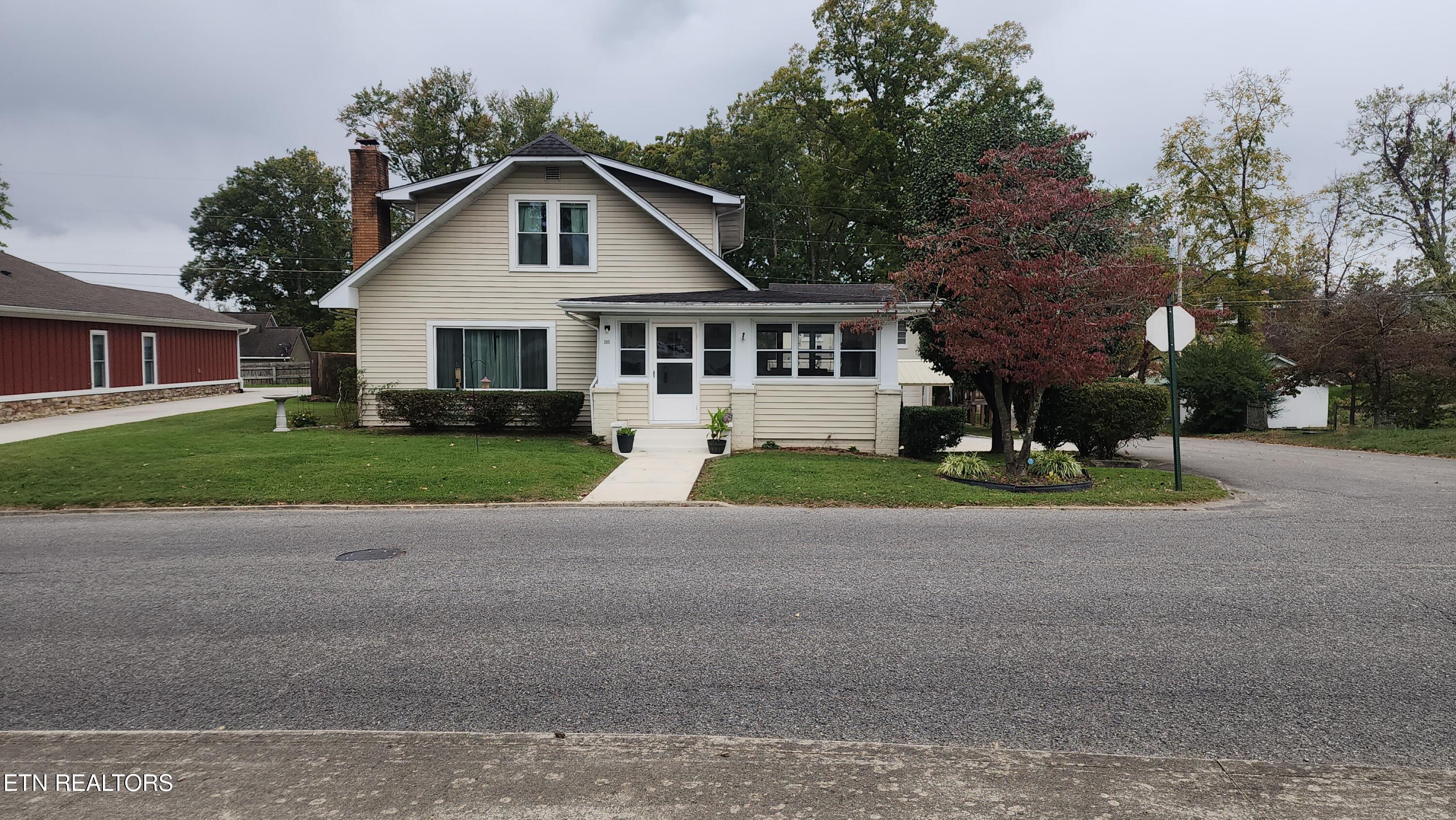 205 North Main Street Oneida, TN 37841 - Photo 5 of 49 20241015_142559A