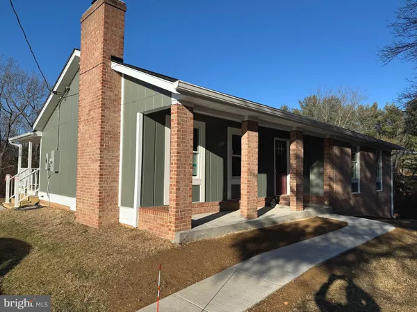 a view of a house with backyard and porch