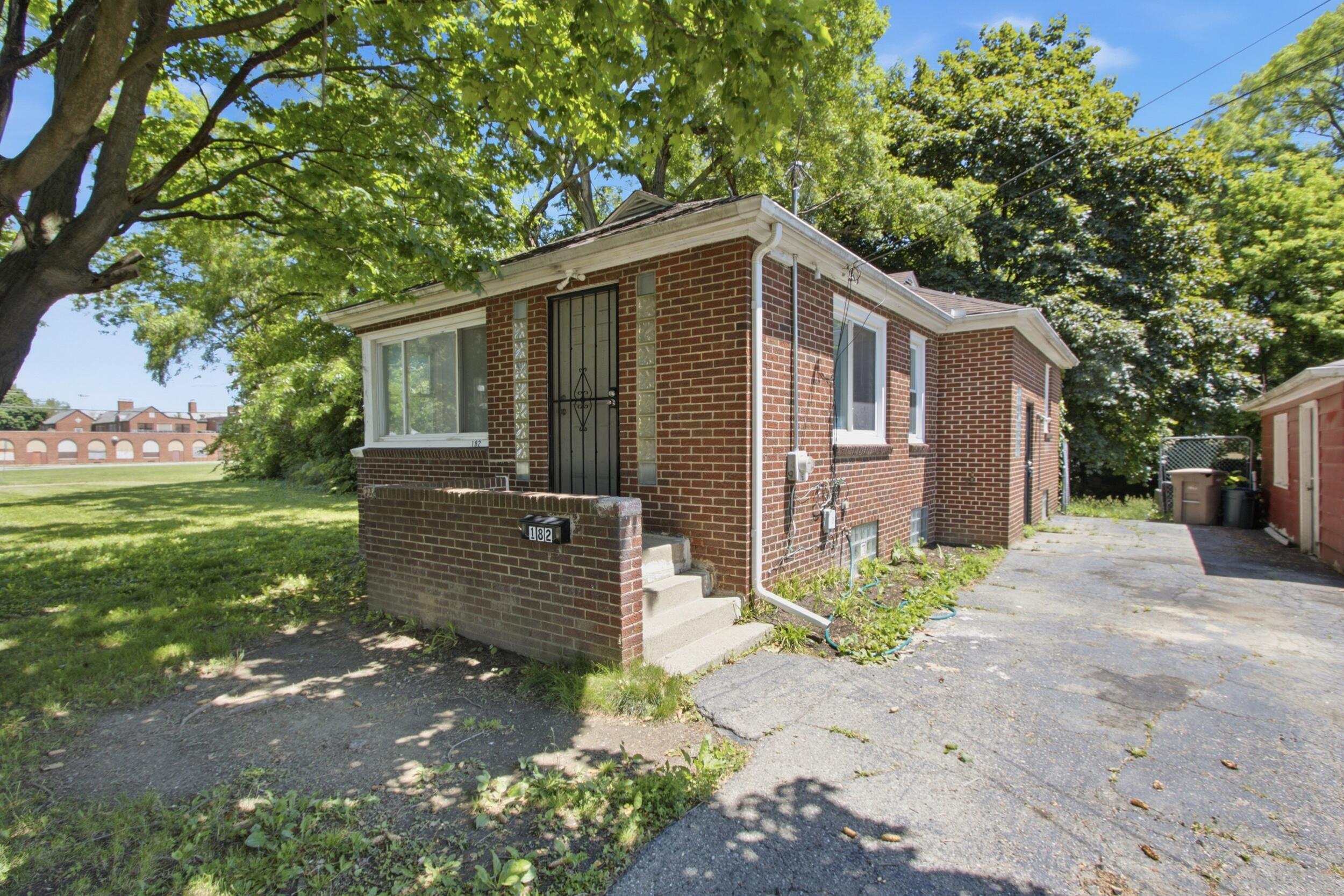 182 Summit Street Pontiac, MI 48342 - Photo 1 of 16 182 Summit st-1