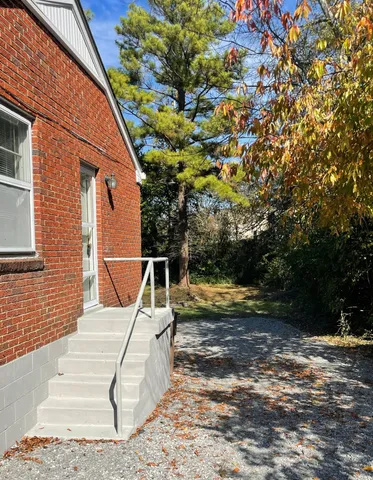 a view of a house with backyard