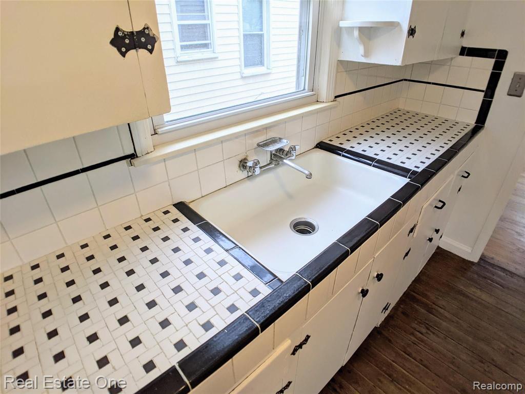 24501 Union Street Dearborn, MI 48124 - Photo 10 of 20