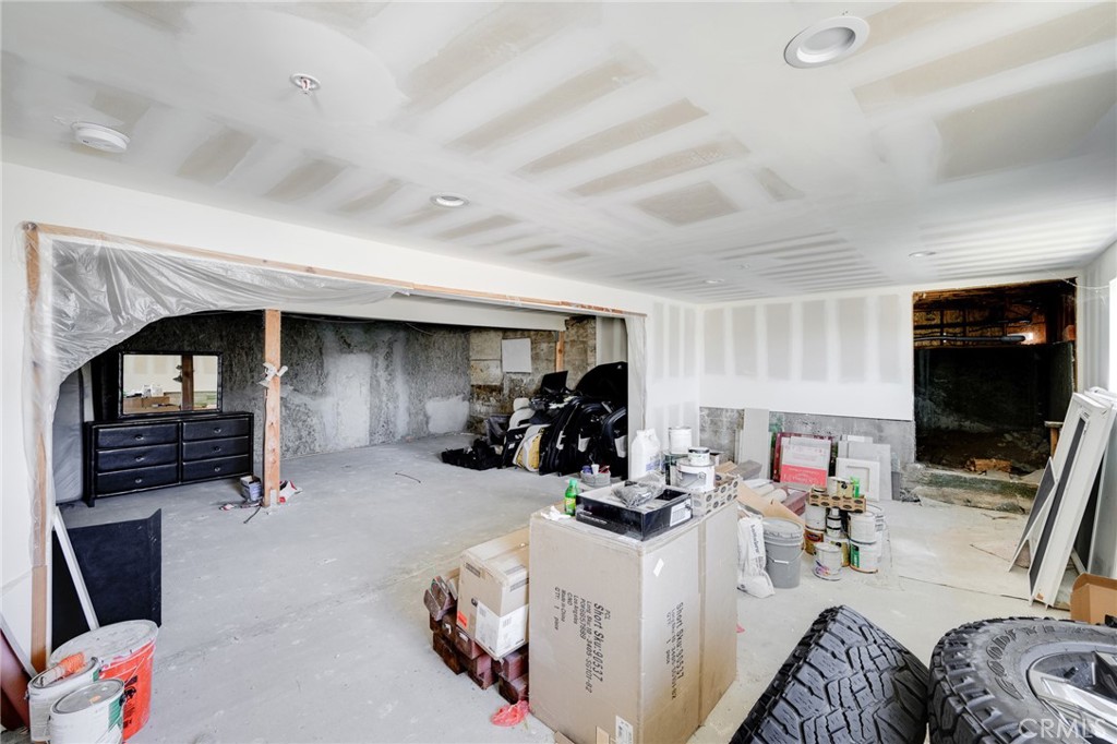 10461 Hillhaven Avenue Tujunga, CA 91042 - Photo 28 of 31 a view of a room with gym equipment
