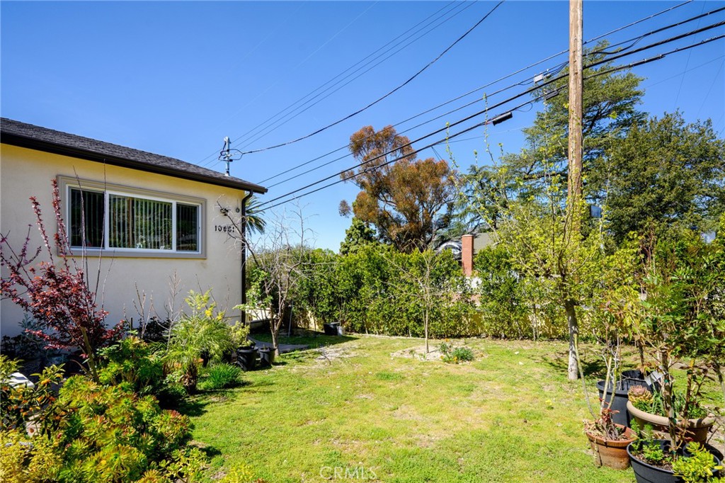 10461 Hillhaven Avenue Tujunga, CA 91042 - Photo 29 of 31 a view of a backyard of the house
