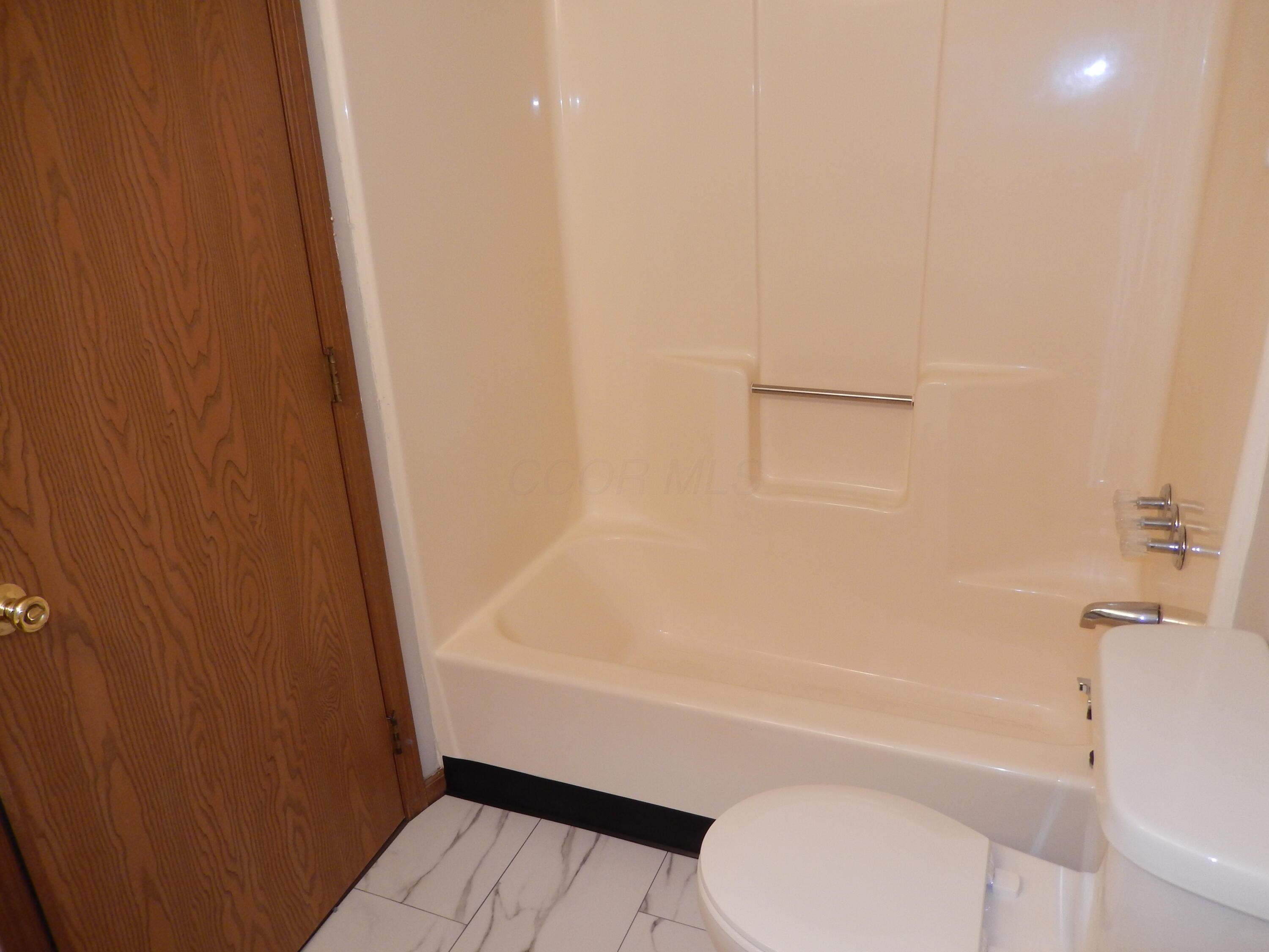 4117 Karl Road, Unit 302 Columbus, OH 43224 - Photo 23 of 33 Full bath tub