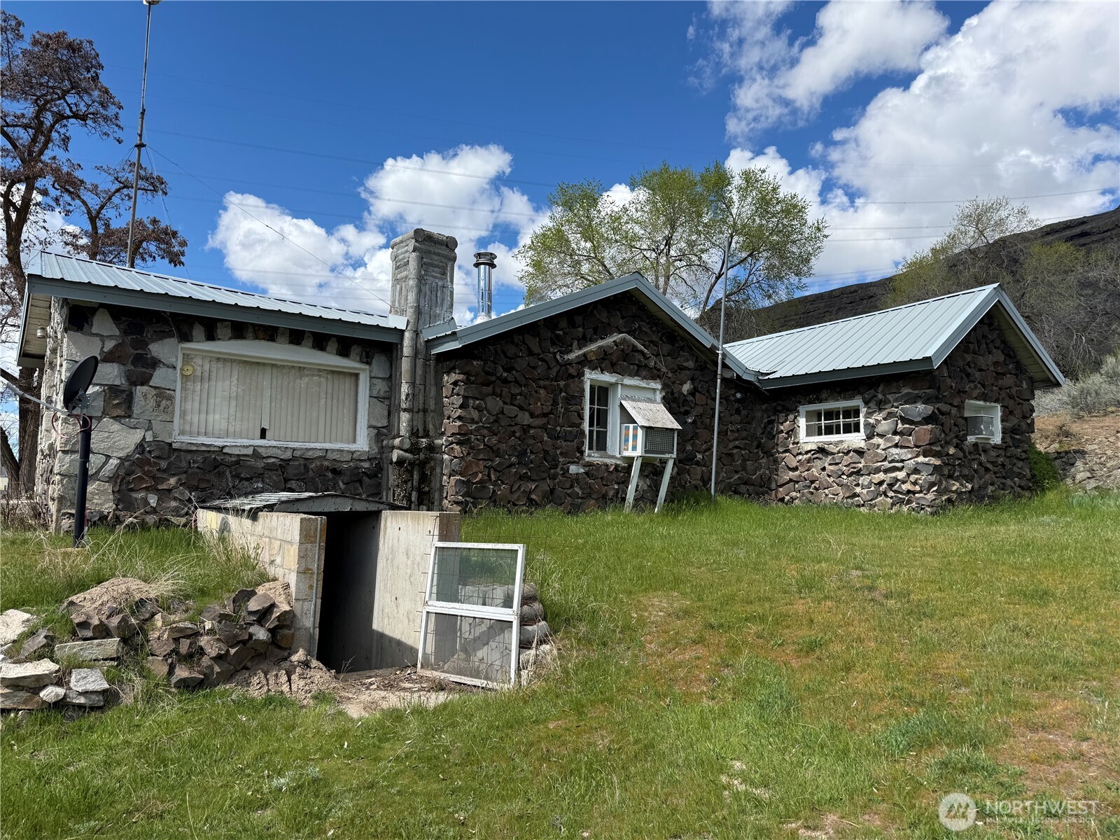 22152 Pleasant Valley Road Northeast Grand Coulee, WA 99133 - Photo 3 of 4