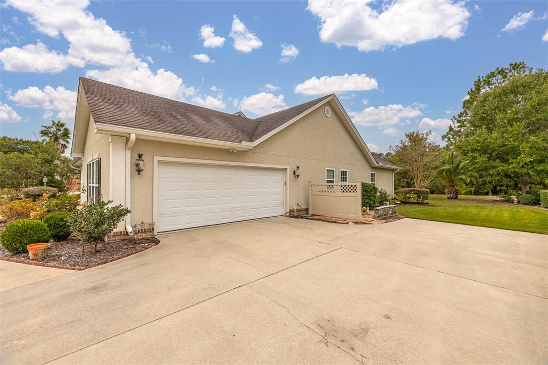 115 Spring Lake Circle Brunswick, GA 31525 - Photo 2 of 40