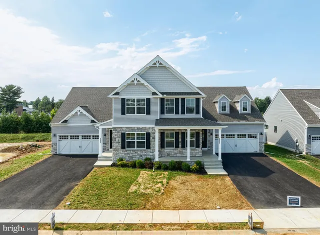 a view of residential houses with yard