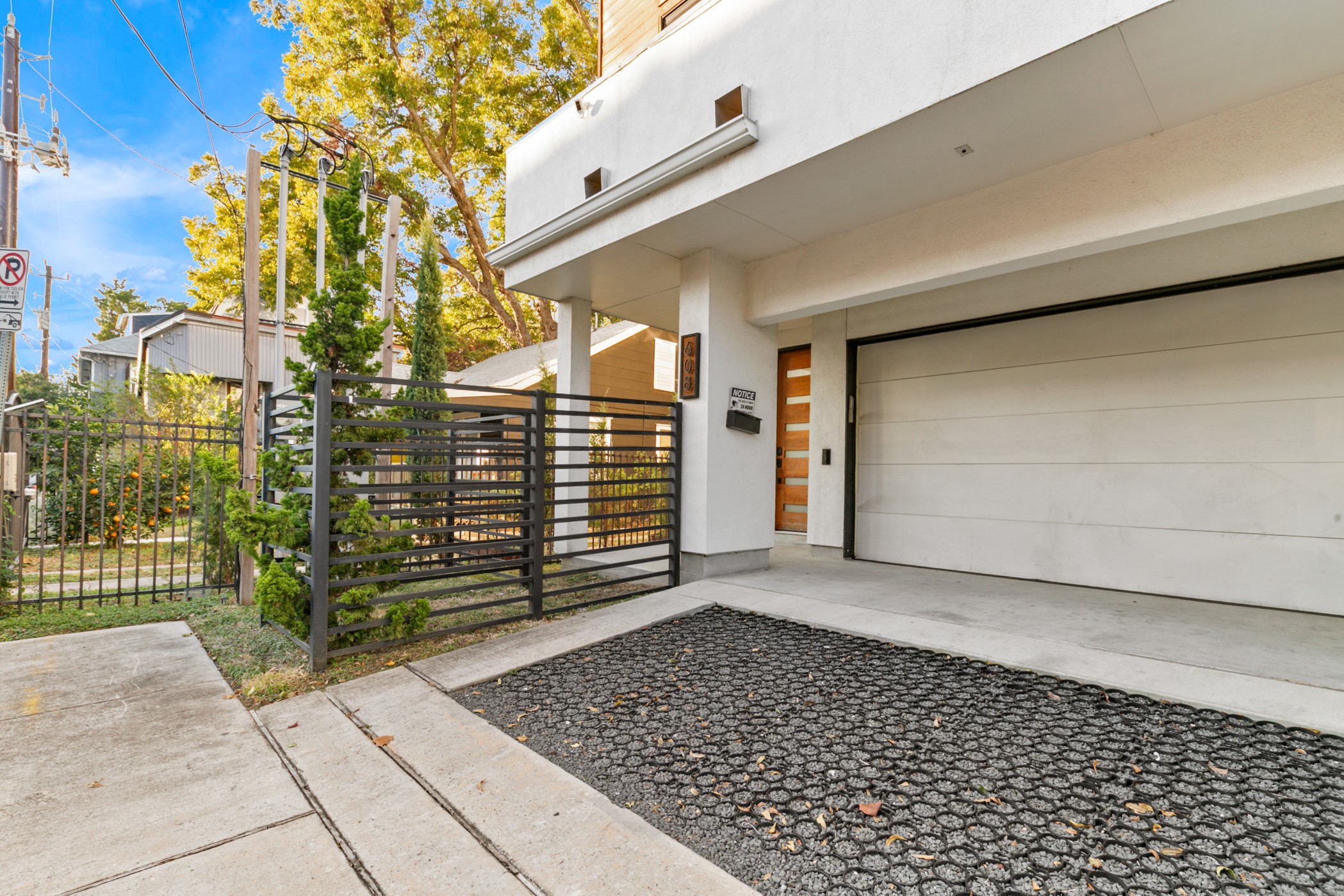 608 Oakley Street Houston, TX 77006 - Photo 3 of 37 a view of a pathway of a house with a street