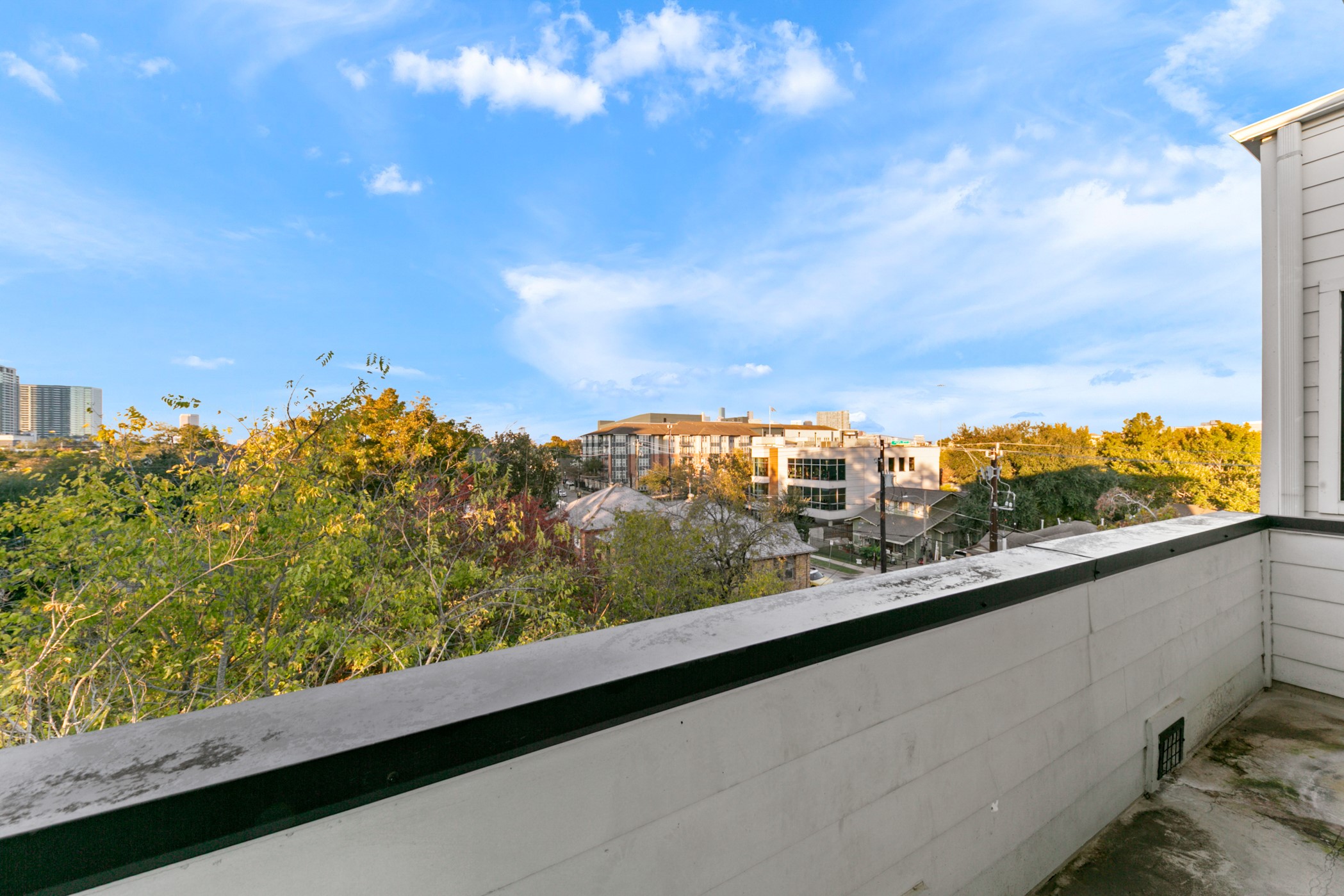 608 Oakley Street Houston, TX 77006 - Photo 32 of 37 a view of a city from a balcony