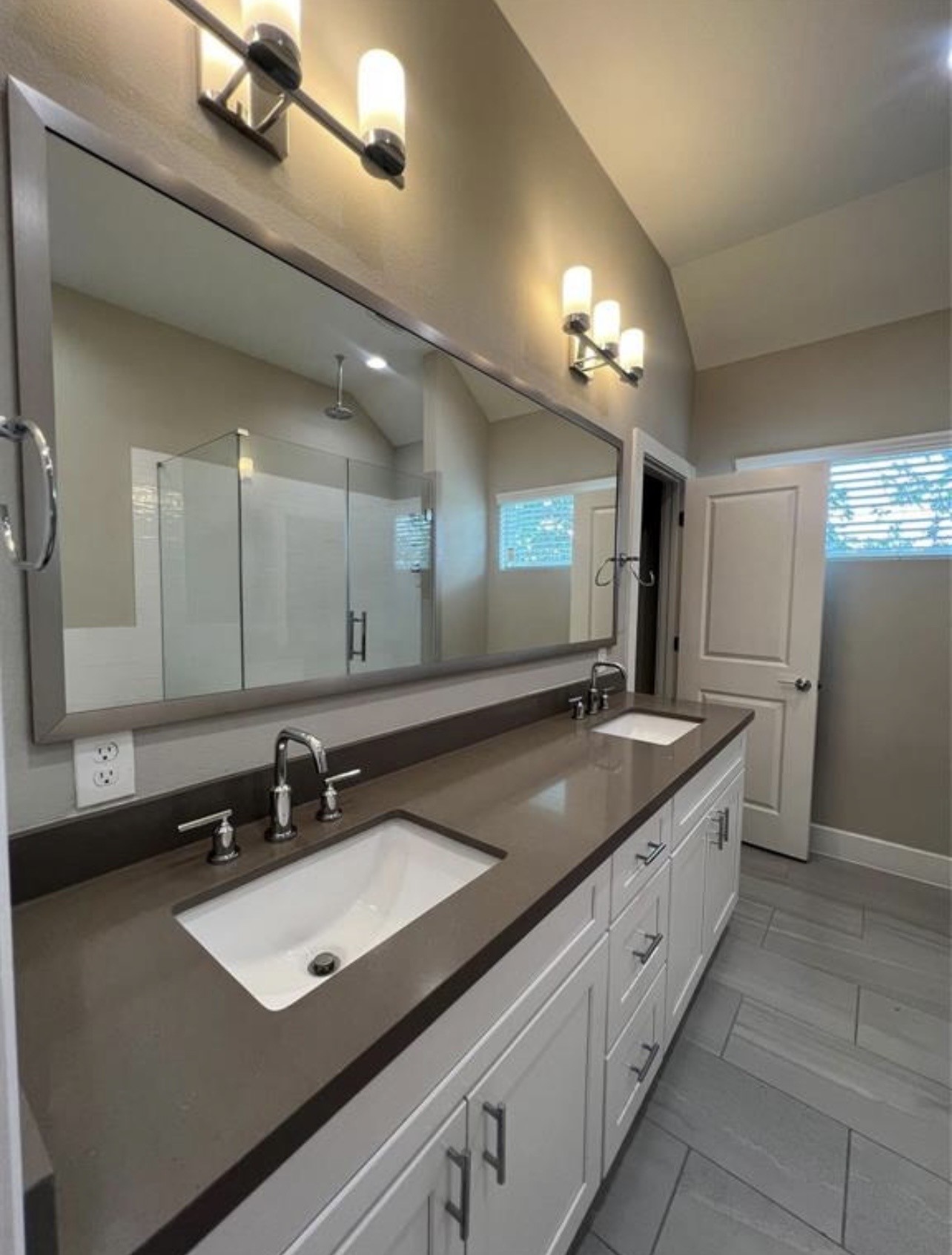 1224 Upton Street Houston, TX 77020 - Photo 27 of 48 Primary bathroom with dual sink