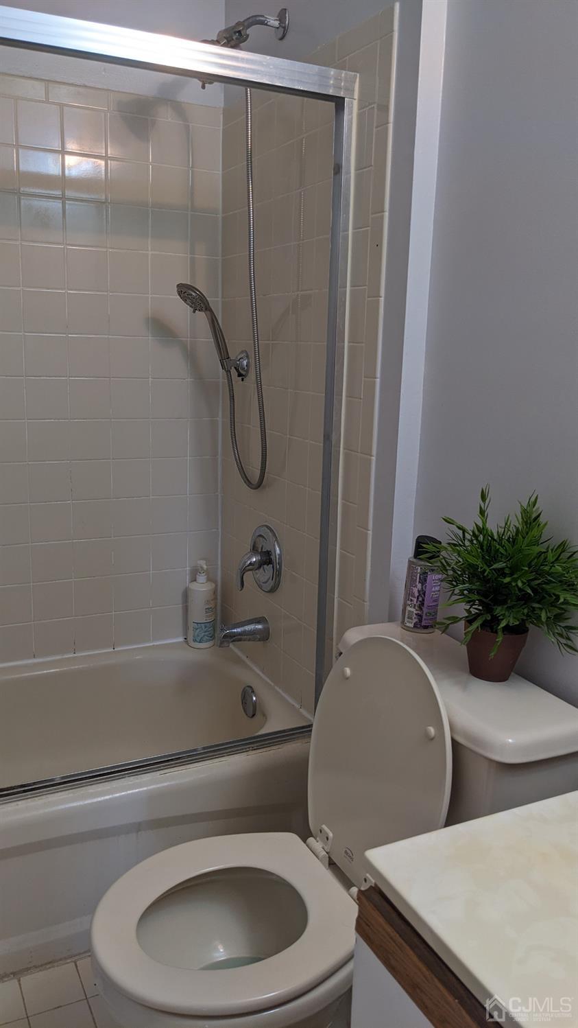 7 Newburgh Drive Edison, NJ 08820 - Photo 17 of 20 a bathroom with a toilet and a bathtub