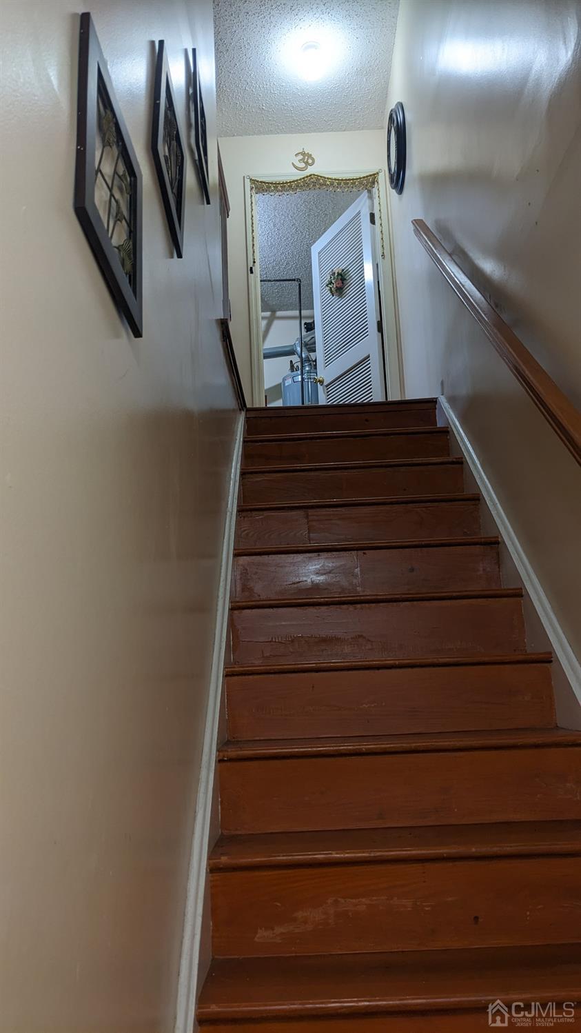 7 Newburgh Drive Edison, NJ 08820 - Photo 4 of 20 a view of entryway