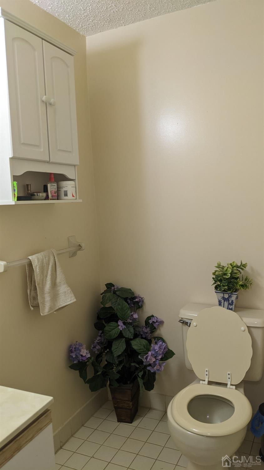 7 Newburgh Drive Edison, NJ 08820 - Photo 8 of 20 a bathroom with a toilet a sink and a mirror