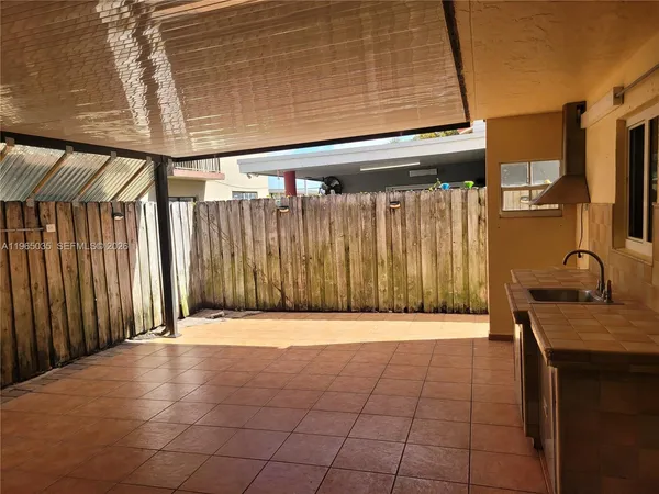 a view of entryway with a area