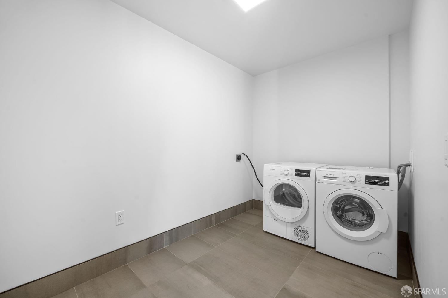 950 Tennessee Street, Unit 404 San Francisco, CA 94107 - Photo 32 of 80 a utility room with dryer and washer