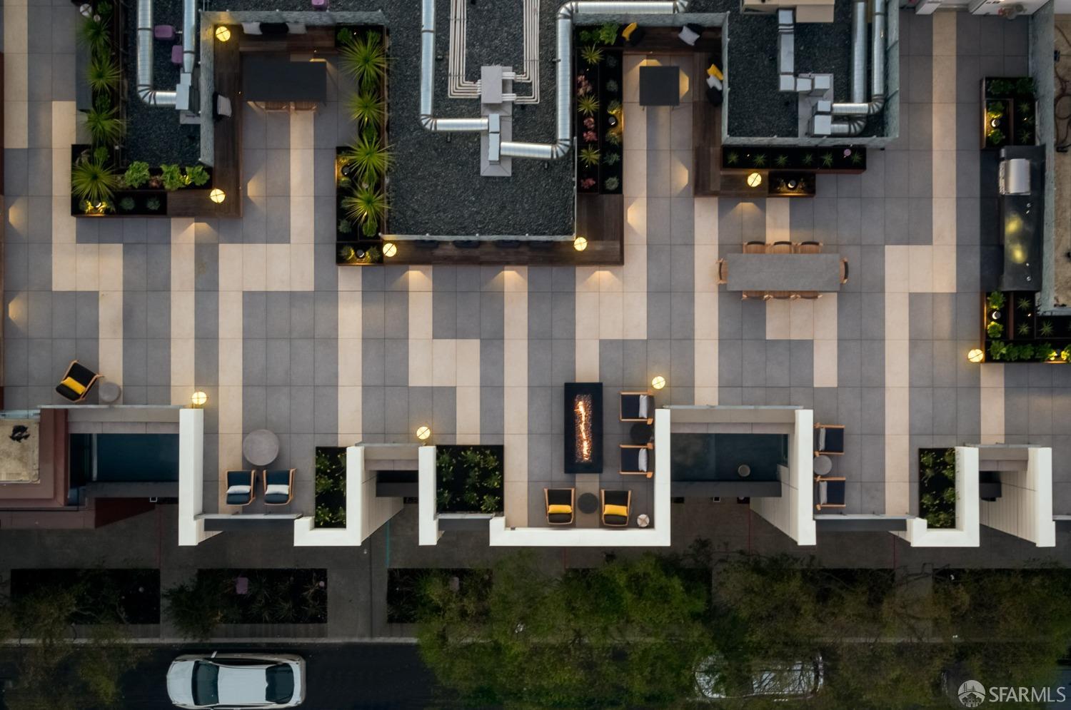 950 Tennessee Street, Unit 404 San Francisco, CA 94107 - Photo 79 of 80 front view of a building with a yard