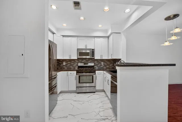 $425,000 | 11775 Stratford House Place, Unit 206, Reston, VA 20190