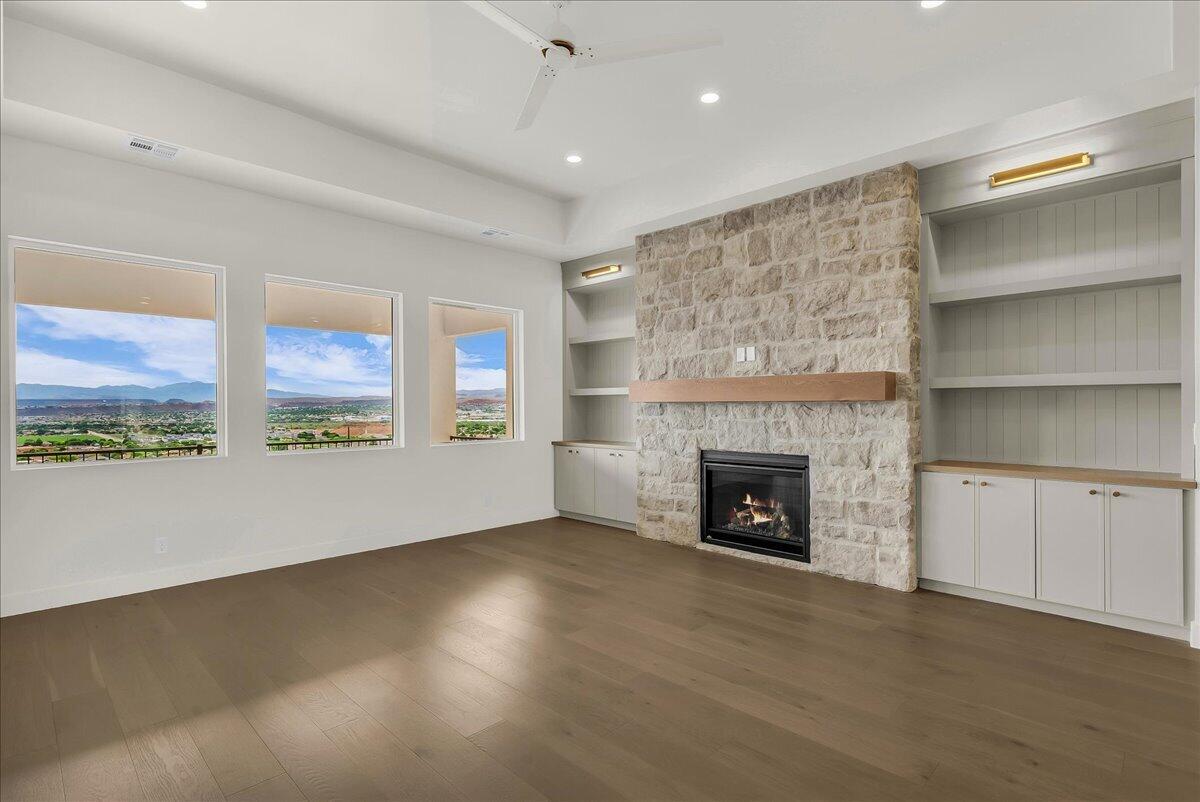 2072 South Pony Way Washington, UT 84780 - Photo 5 of 61 Living Room