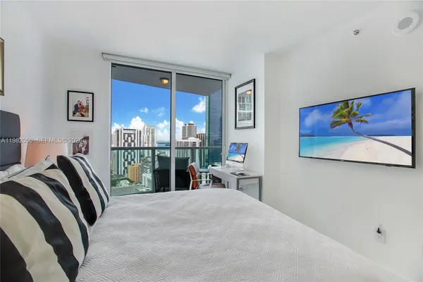 $4,750 | 41 Southeast 5th Street, Unit 2109, Miami, FL 33131