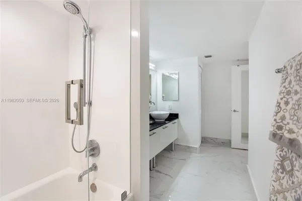 $4,750 | 41 Southeast 5th Street, Unit 2109, Miami, FL 33131