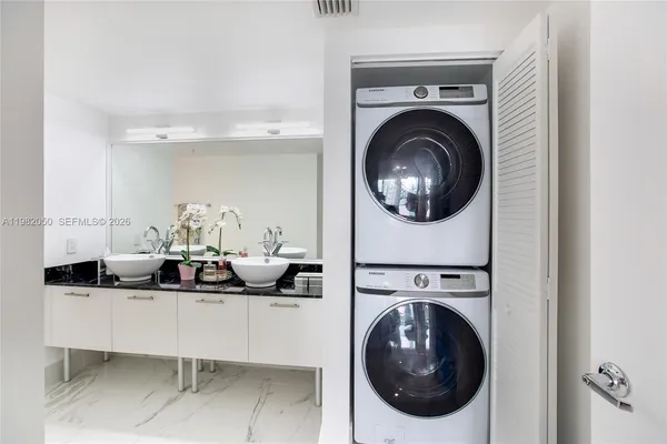 $4,750 | 41 Southeast 5th Street, Unit 2109, Miami, FL 33131