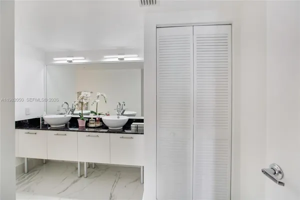 $4,750 | 41 Southeast 5th Street, Unit 2109, Miami, FL 33131