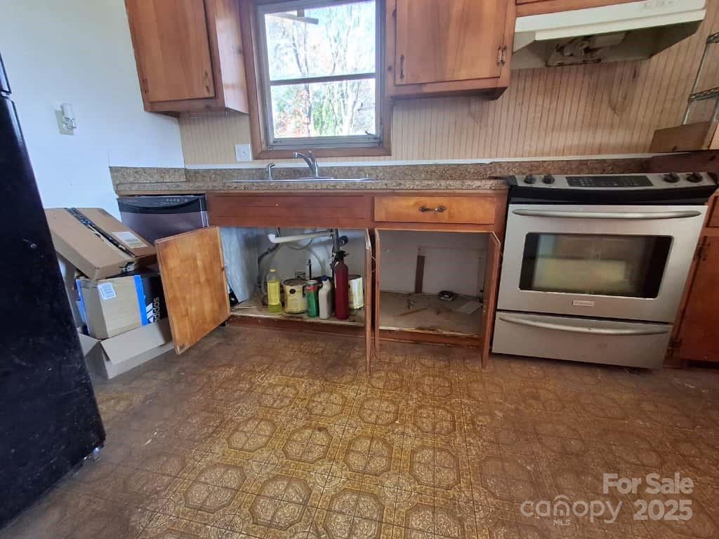 8092 Riverview Road Norwood, NC 28128 - Photo 16 of 45 a kitchen with a sink and a stove