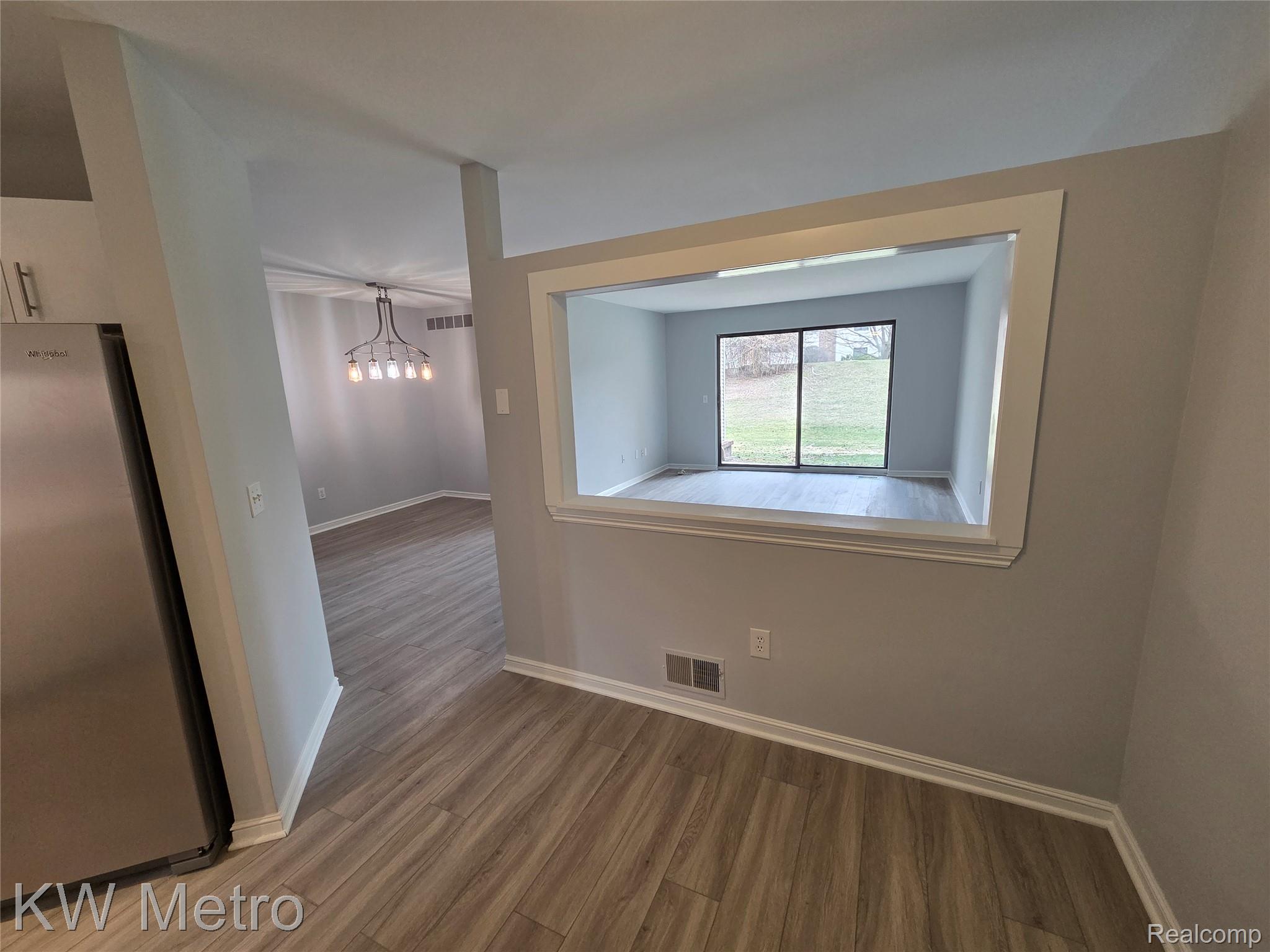 6680 Ridgefield Circle, Unit 104 West Bloomfield, MI 48322 - Photo 9 of 20 EAT IN KITCHEN AREA