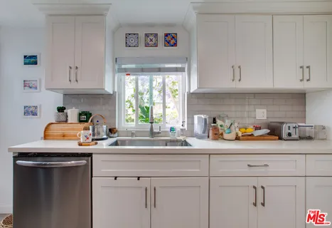 $3,150,000 | 403 Brooks Avenue, Venice, CA 90291