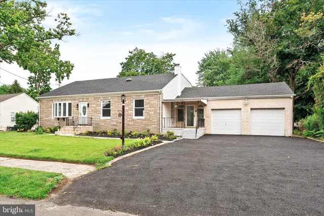 a view of a house with a yard and garage