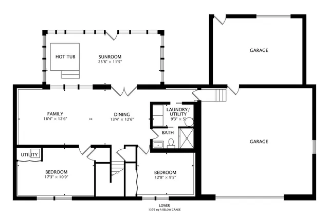 a view of a yard of the house